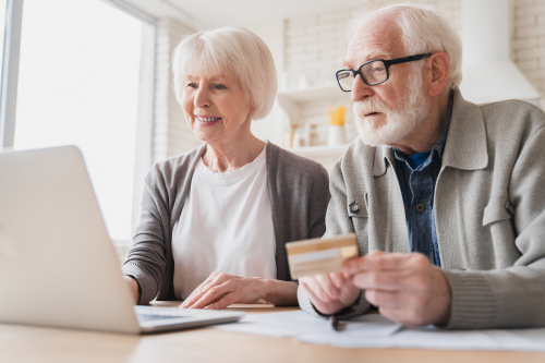 Poštovní účet s výhodami pro seniory: důchod pohodlně a bezpečně